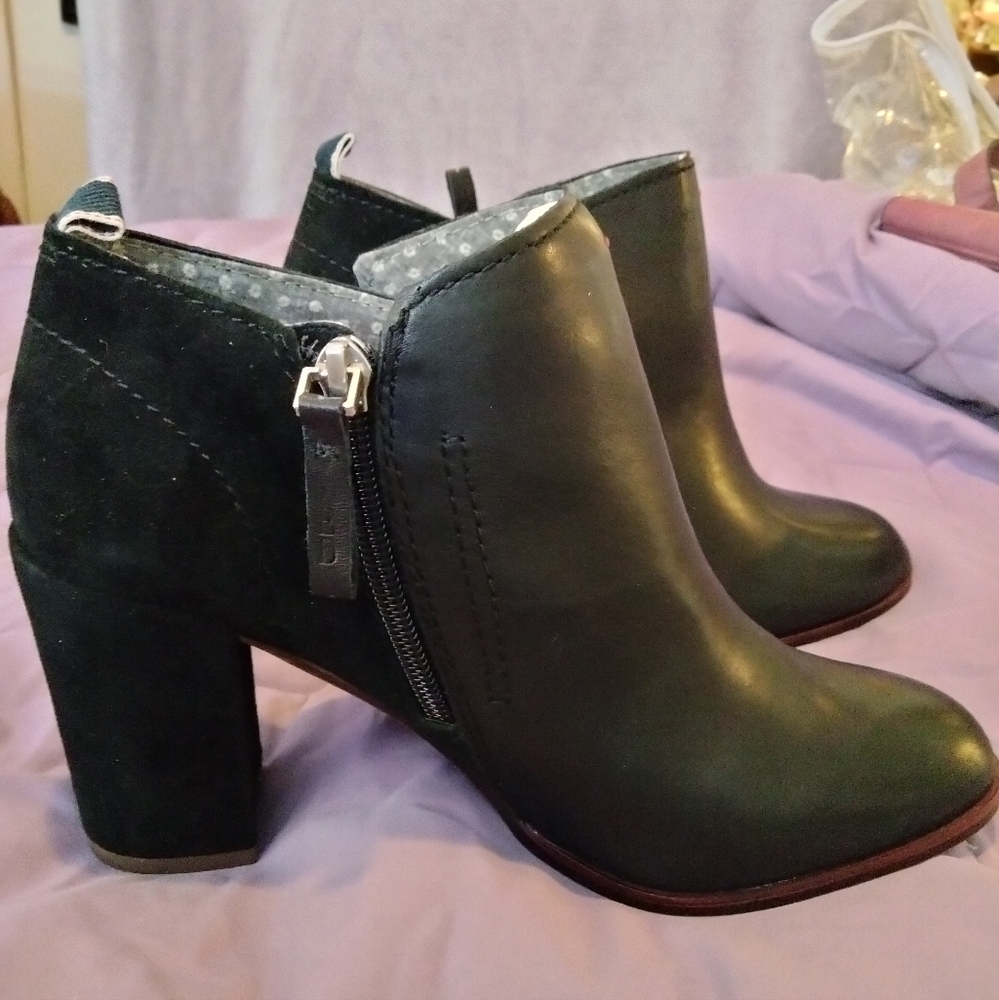 Ed by Ellen black ankle boots